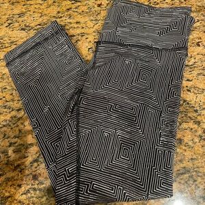 Lululemon wunder under in the Luon fabric size 6 25inch